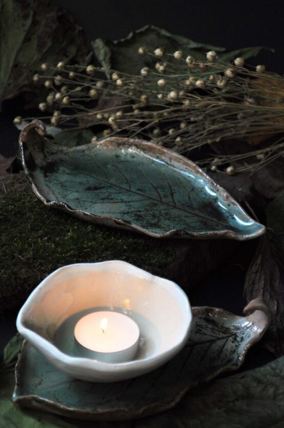 talerz liść na palo santo, świecę w kolorze turkusowym