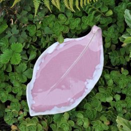 ceramiczna podstawka liść na prezent różowa