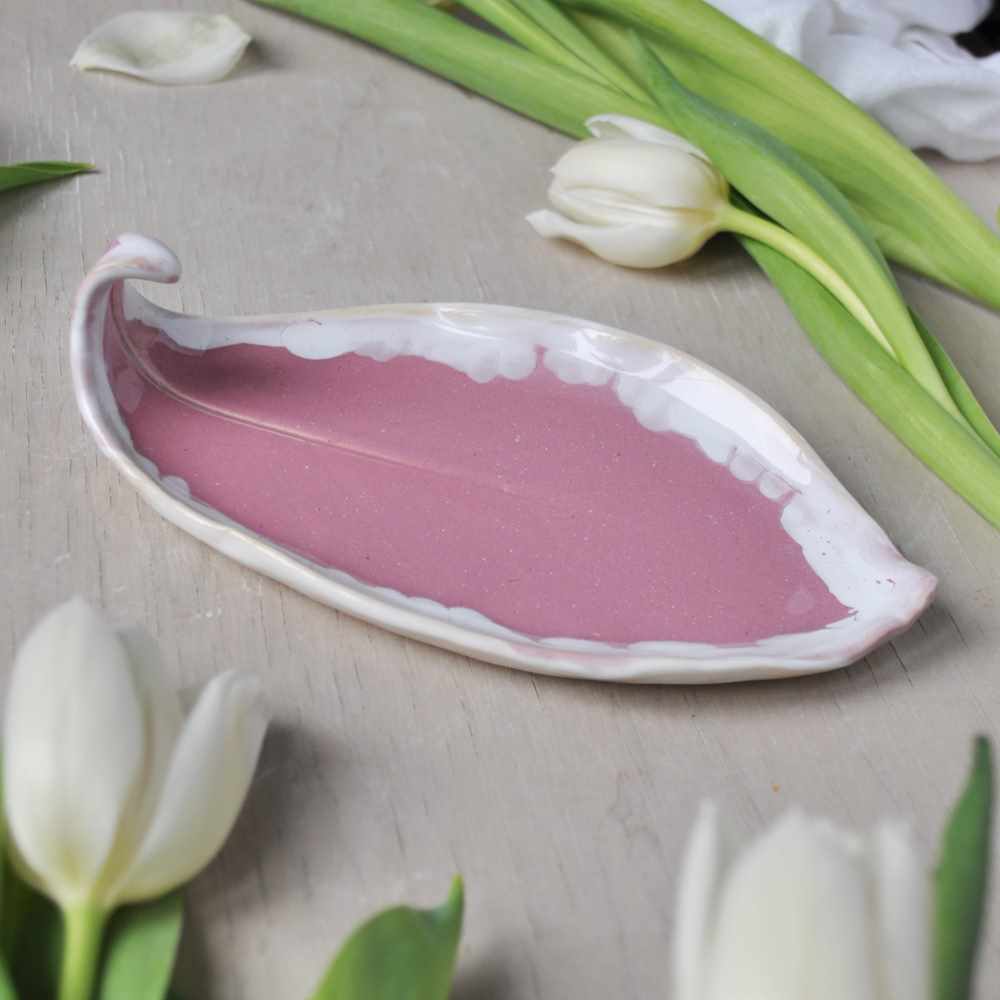 ceramiczna podstawka na biżuterię w kształcie liścia różowa