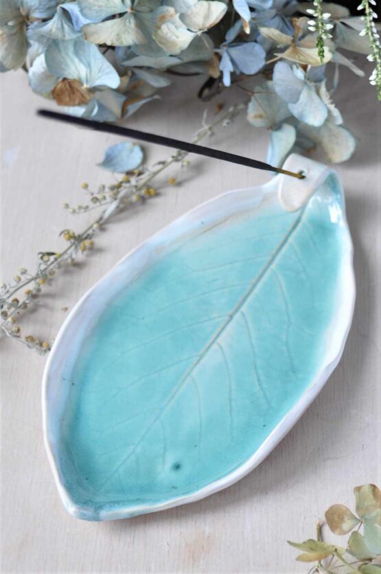 ceramiczny talrzpod kadzidło w kształcie liścia turkusowy