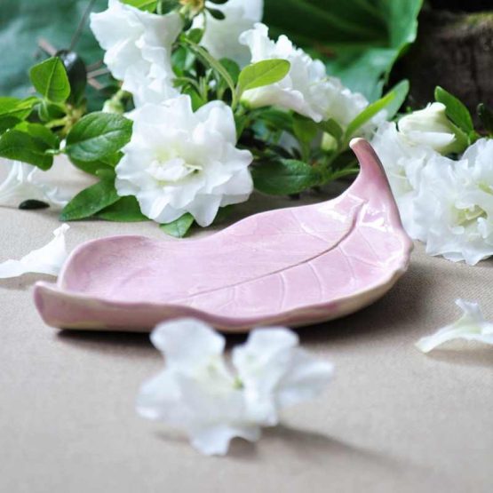 ceramiczna mydelniczka rękodzieło liść pudrowy róż ceramika artystyczna arteliu