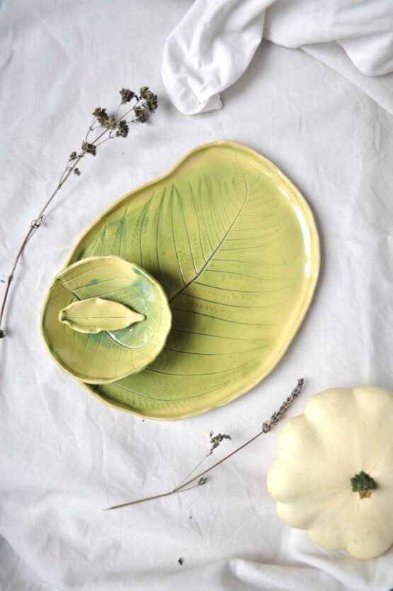 ceramiczna taca dekoracyjna z motywem roślinnym zielonej paproci