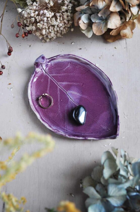ceramiczne dodatki do łazienki mydelniczka liść kiwi fioletowa