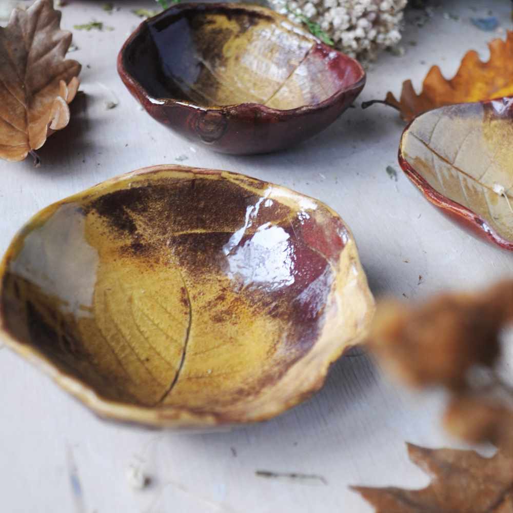 zestaw ceramiczny patera liść z małymi miseczkami artystyczny motyw naturalny i ekologiczny