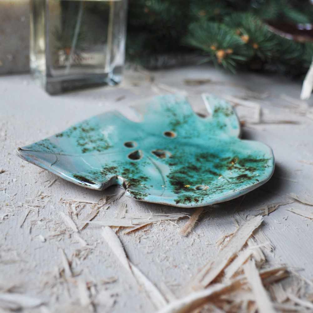 niebieska mydelniczka podstawka liść turkusowy ręcznie robiona z gliny.