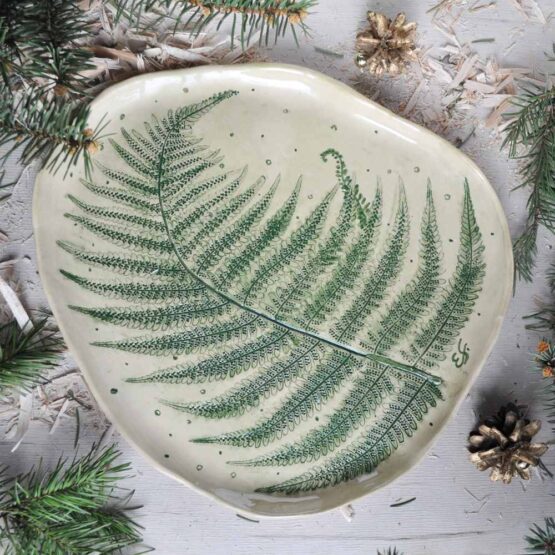 ceramiczna patera motywy roślinne w ceramice