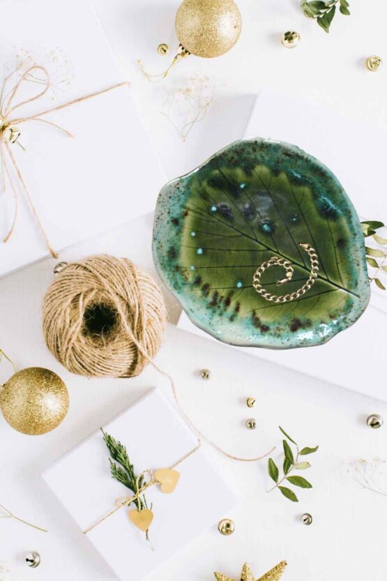ceramiczny talerz pod łyżkę w kształcie liścia prezent dla miłośników natury