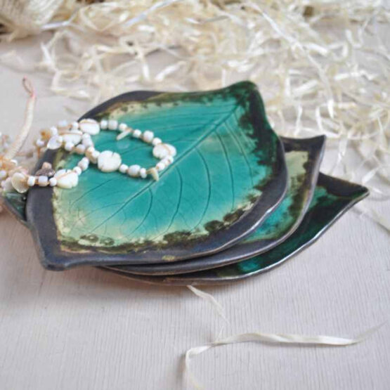 ceramiczna podstawka na biżuterię liść turkusowa